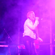 Danielle auf der Bühne im Nebel. Sie wird dabei angestrahlt vom violetten Licht